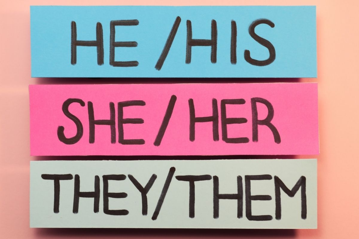 He/His, She/Her, They/Them written on Blue, Pink and Green sticky notes.