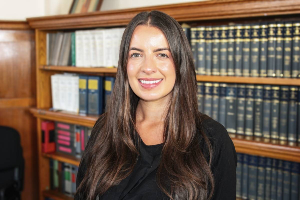 Holly Bee, Cyfreithiwr yn y Gyfraith Gyhoeddus a Chwynion Preifat